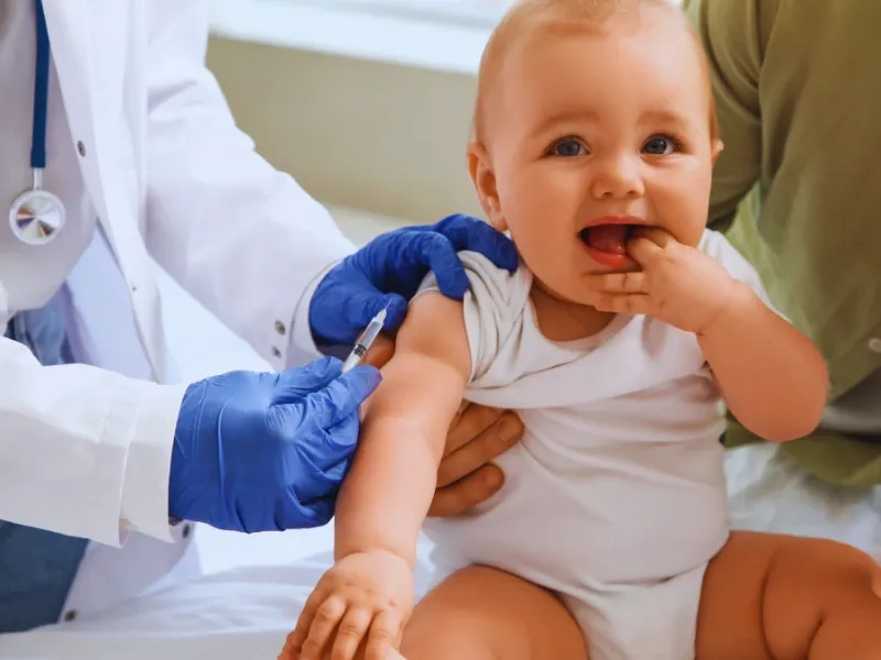 Vakcinacija beba: Kako smanjiti bol i stres?
